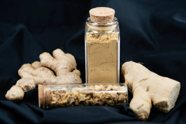 Frischer, getrockneter und gemahlener ingwer